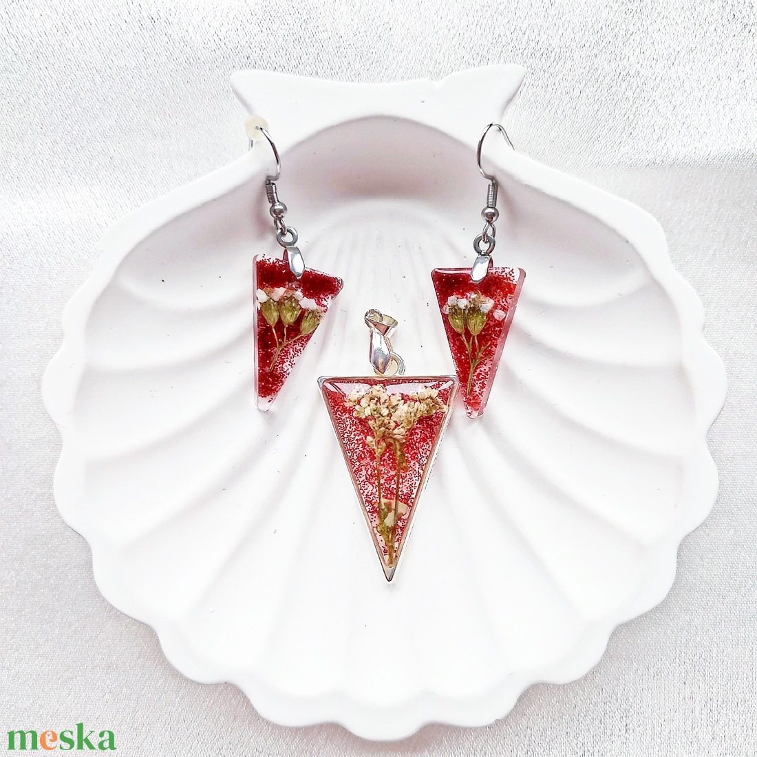 Tűz és Csillogás - Vörös csillámos, háromszög medál fehér virágokkal fülbevalóval - ékszer - ékszerszett - Meska.hu