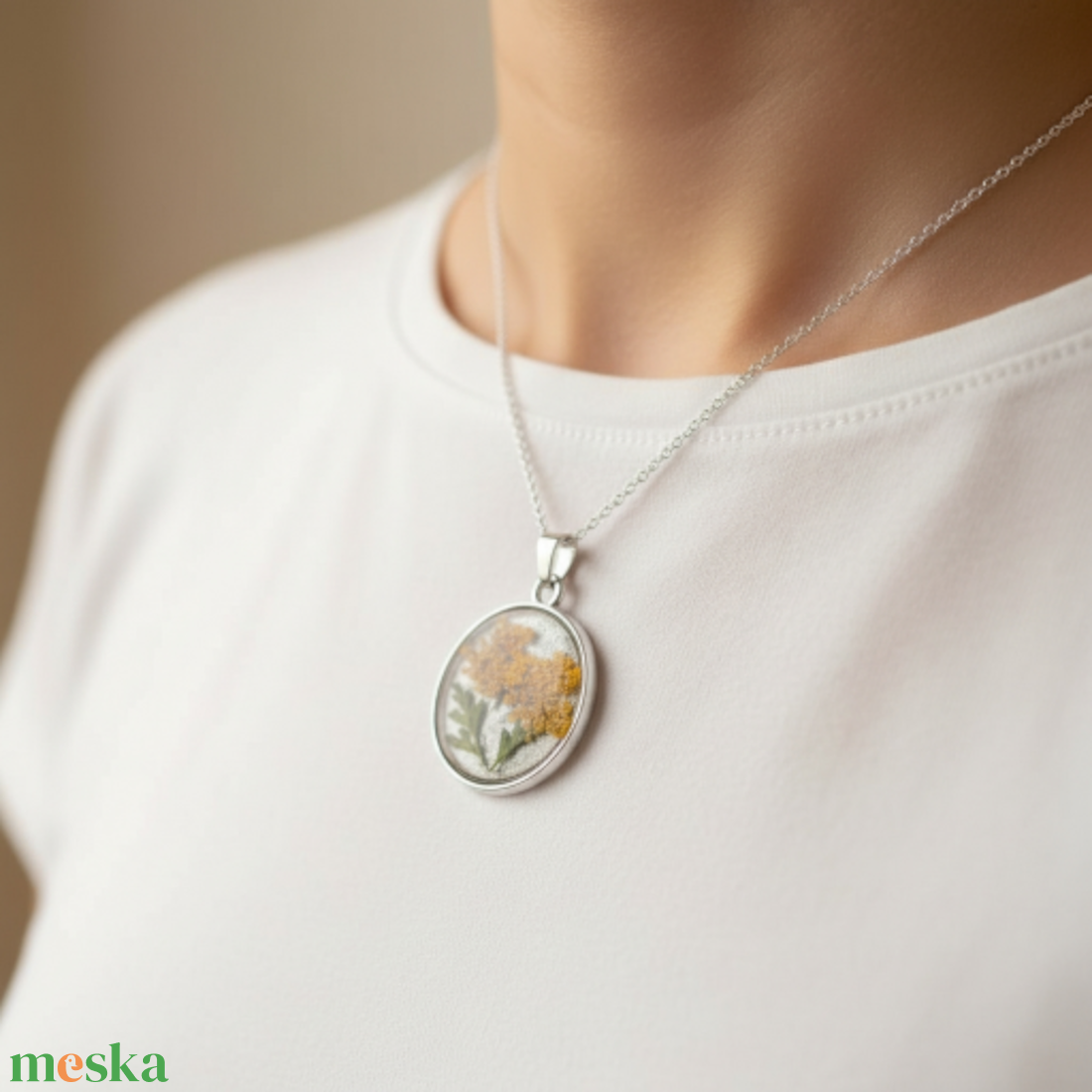 Őszirózsa Harmónia - Narancssárga virágos, kerek medál fekete alapon - ékszer - ékszerszett - Meska.hu