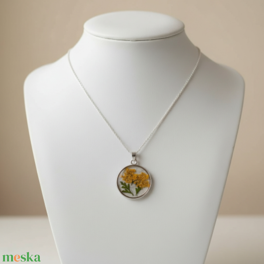 Őszirózsa Harmónia - Narancssárga virágos, kerek medál fekete alapon - ékszer - ékszerszett - Meska.hu