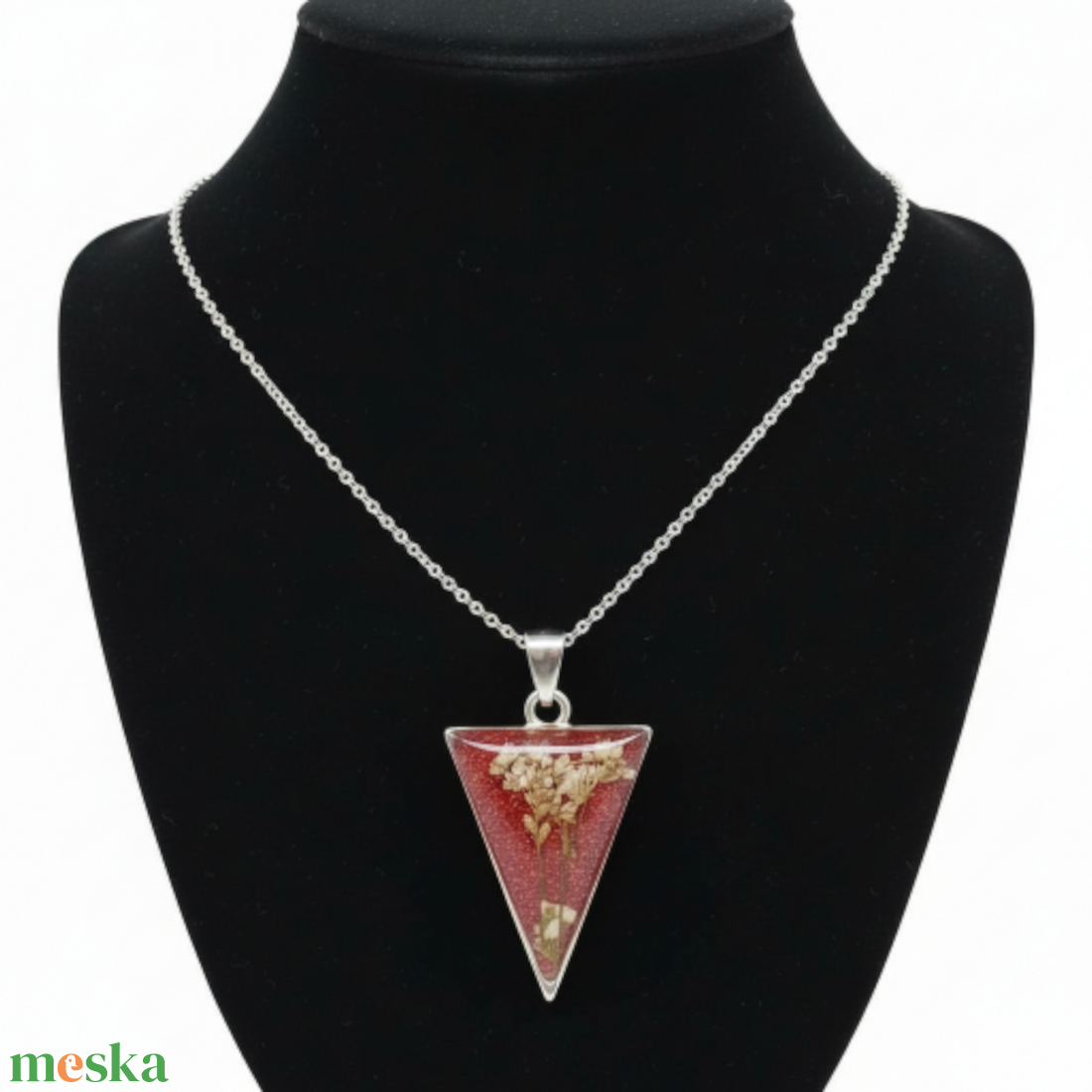 Tűz és Csillogás - Vörös csillámos, háromszög medál fehér virágokkal fülbevalóval - ékszer - ékszerszett - Meska.hu