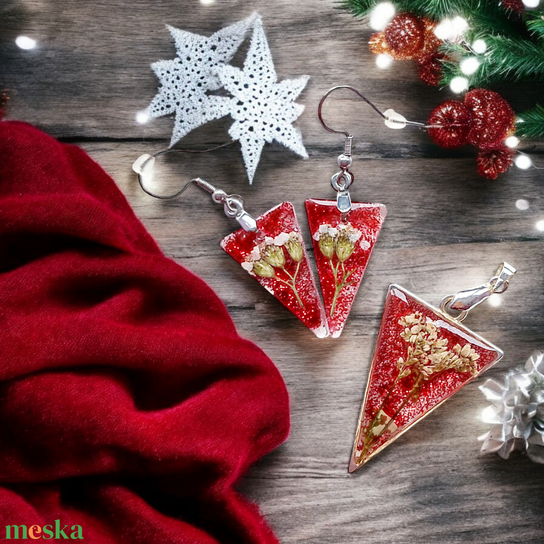 Tűz és Csillogás - Vörös csillámos, háromszög medál fehér virágokkal fülbevalóval - ékszer - ékszerszett - Meska.hu