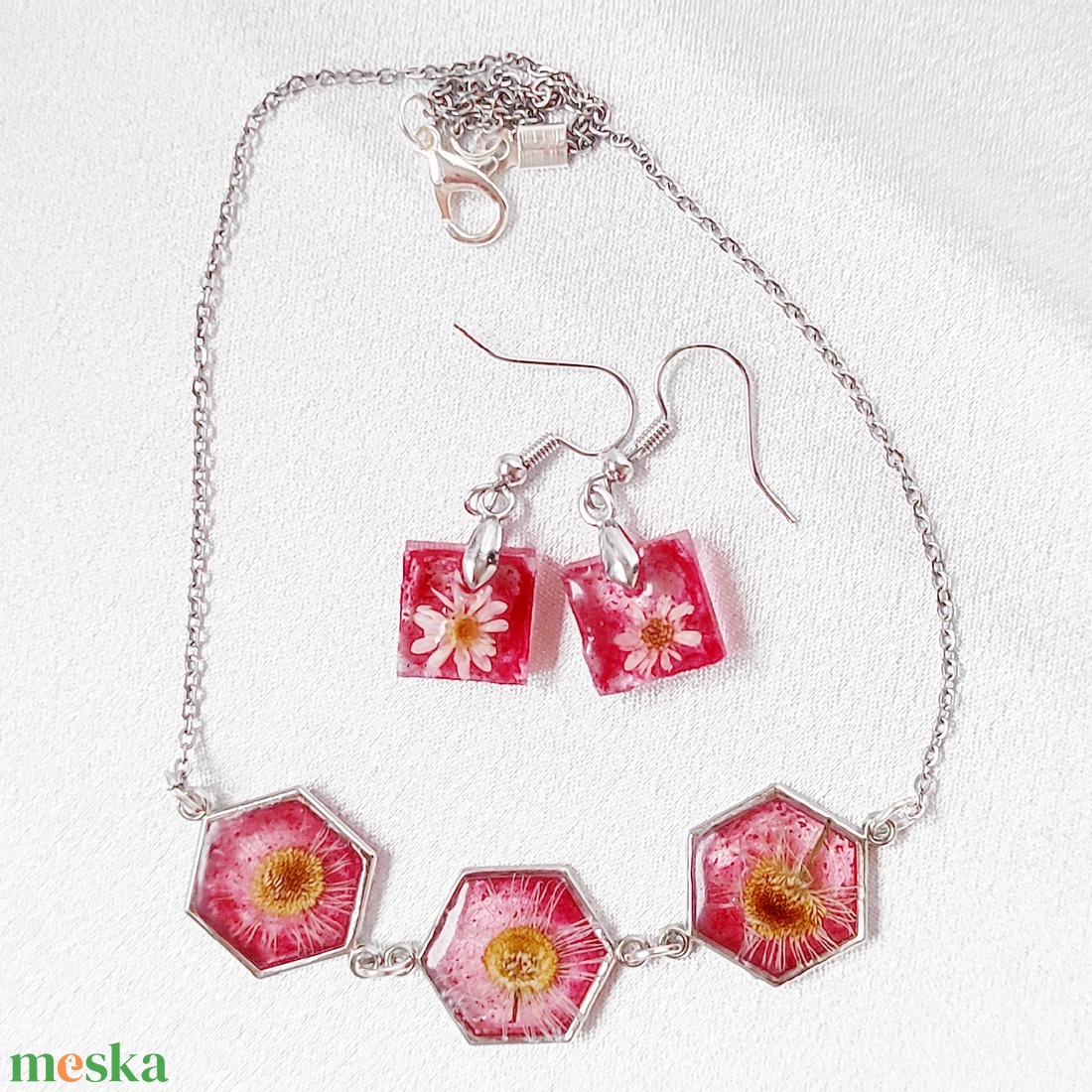 Nemes Piros Százszorszép és Jégvirágos Lila Álom � Hexagon medálos nyaklánc és fülbevaló Ékszer szett - ékszer - ékszerszett - Meska.hu