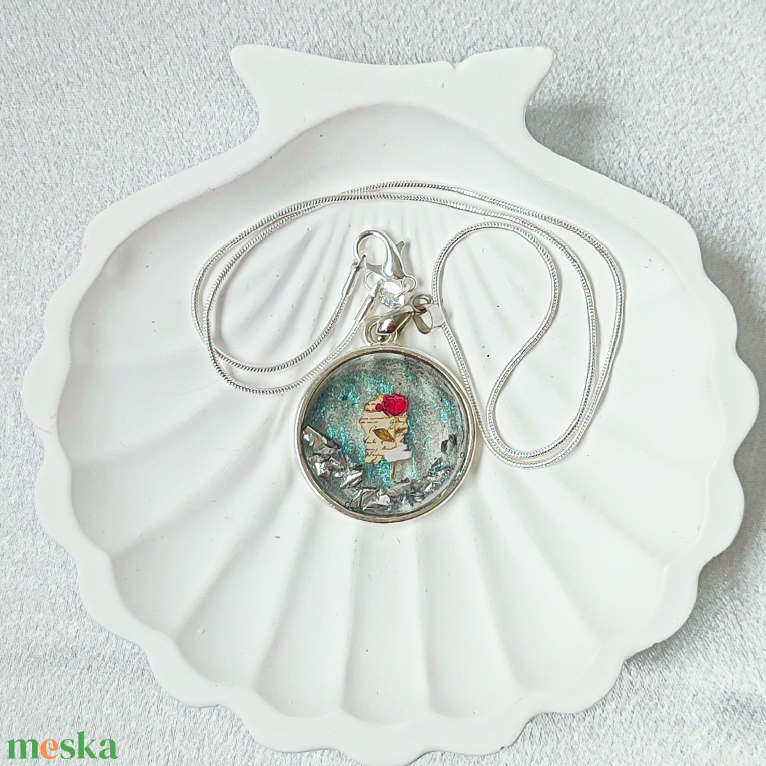 Vintage Romantika � Csillogó Műgyanta Medál Vörös Rózsával - ékszer - nyaklánc - medálos nyaklánc - Meska.hu