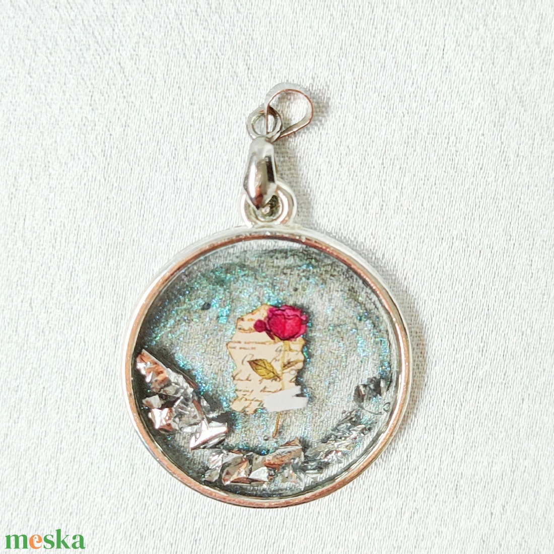 Vintage Romantika � Csillogó Műgyanta Medál Vörös Rózsával - ékszer - nyaklánc - medálos nyaklánc - Meska.hu