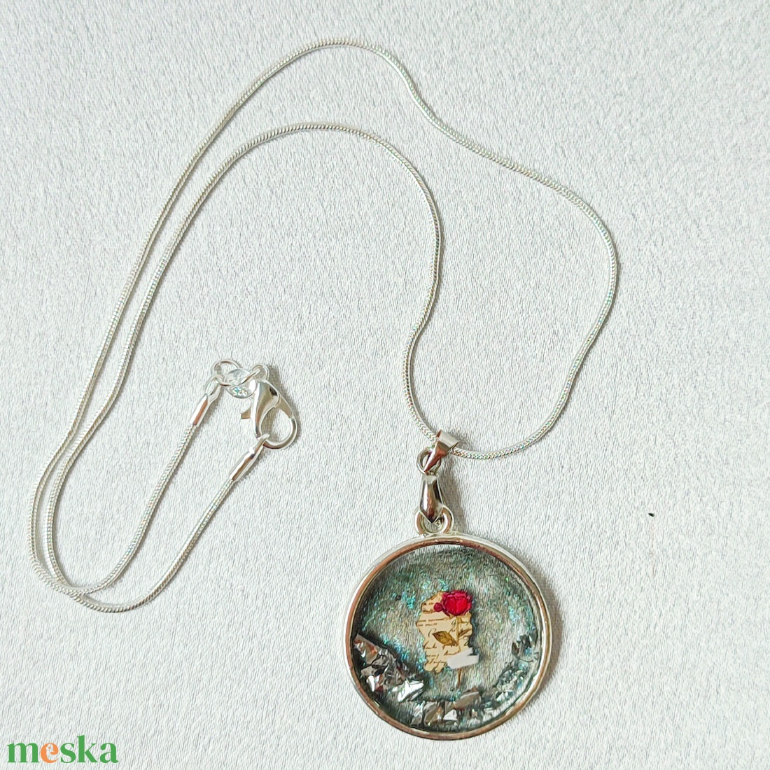 Vintage Romantika � Csillogó Műgyanta Medál Vörös Rózsával - ékszer - nyaklánc - medálos nyaklánc - Meska.hu