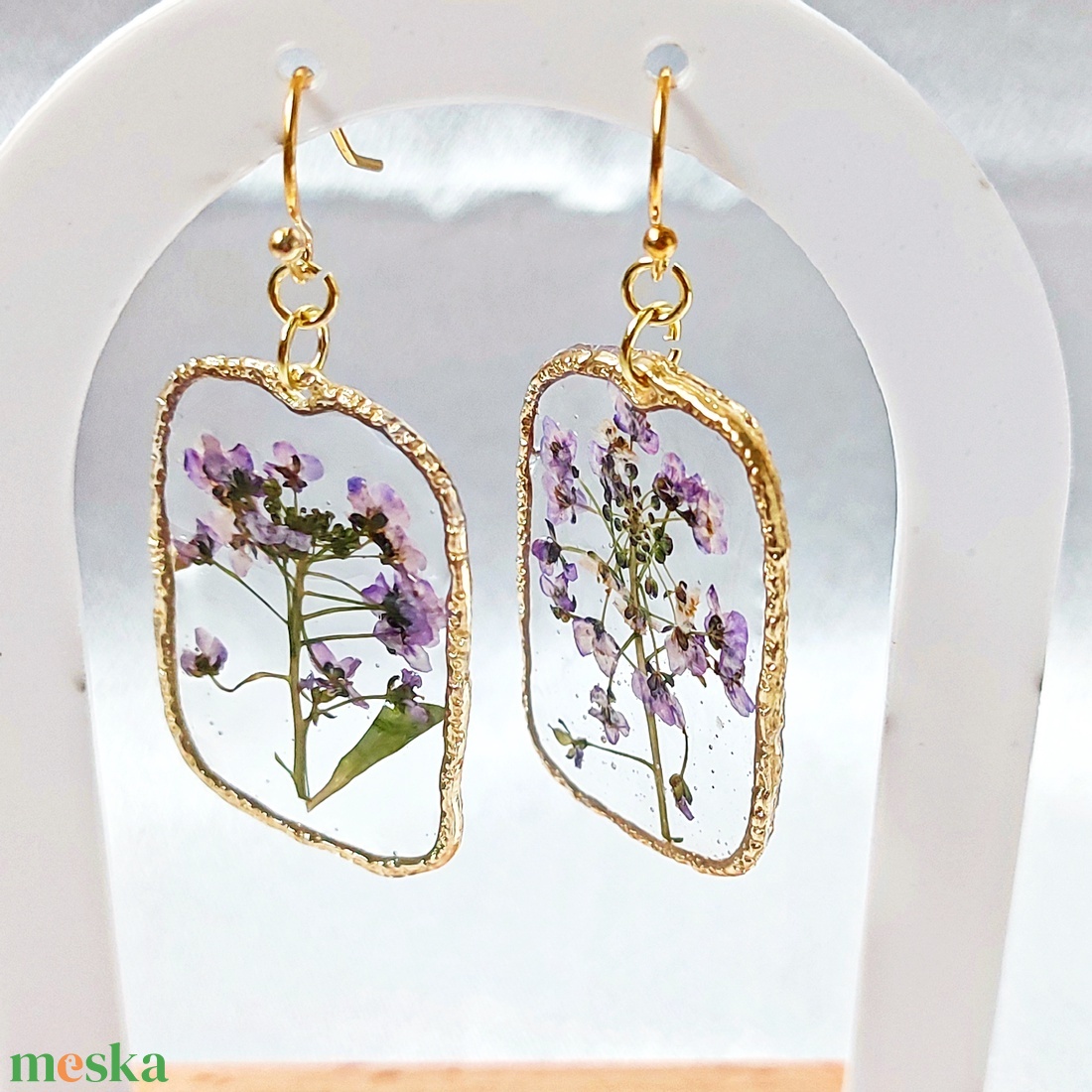 Elegáns szögletes fülbevaló valódi préselt lila virágokkal  - ékszer - fülbevaló - lógó fülbevaló - Meska.hu