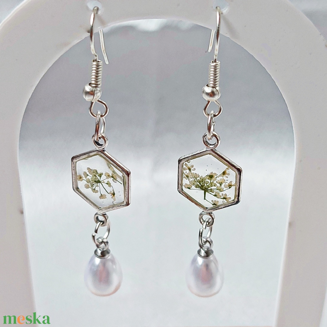 Elegáns apró lógó fülbevaló valódi préselt fehér virágokkal és gyöngyökkel - ékszer - fülbevaló - lógó fülbevaló - Meska.hu