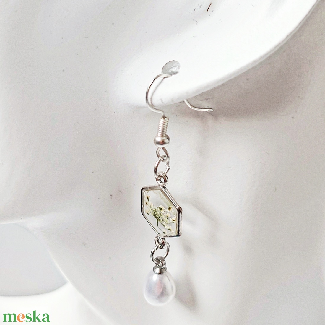 Elegáns apró lógó fülbevaló valódi préselt fehér virágokkal és gyöngyökkel - ékszer - fülbevaló - lógó fülbevaló - Meska.hu