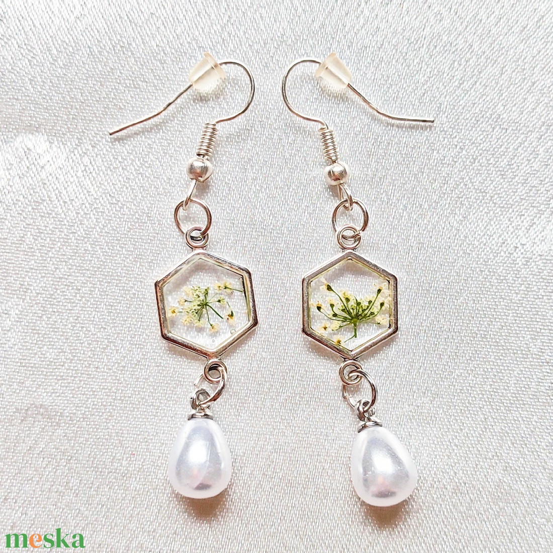 Elegáns apró lógó fülbevaló valódi préselt fehér virágokkal és gyöngyökkel - ékszer - fülbevaló - lógó fülbevaló - Meska.hu