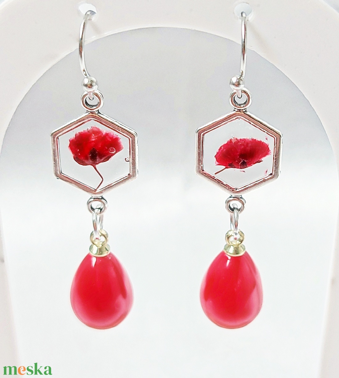 Elegáns apró lógó fülbevaló valódi préselt virágokkal piros gyöngyökkel - ékszer - fülbevaló - lógó fülbevaló - Meska.hu