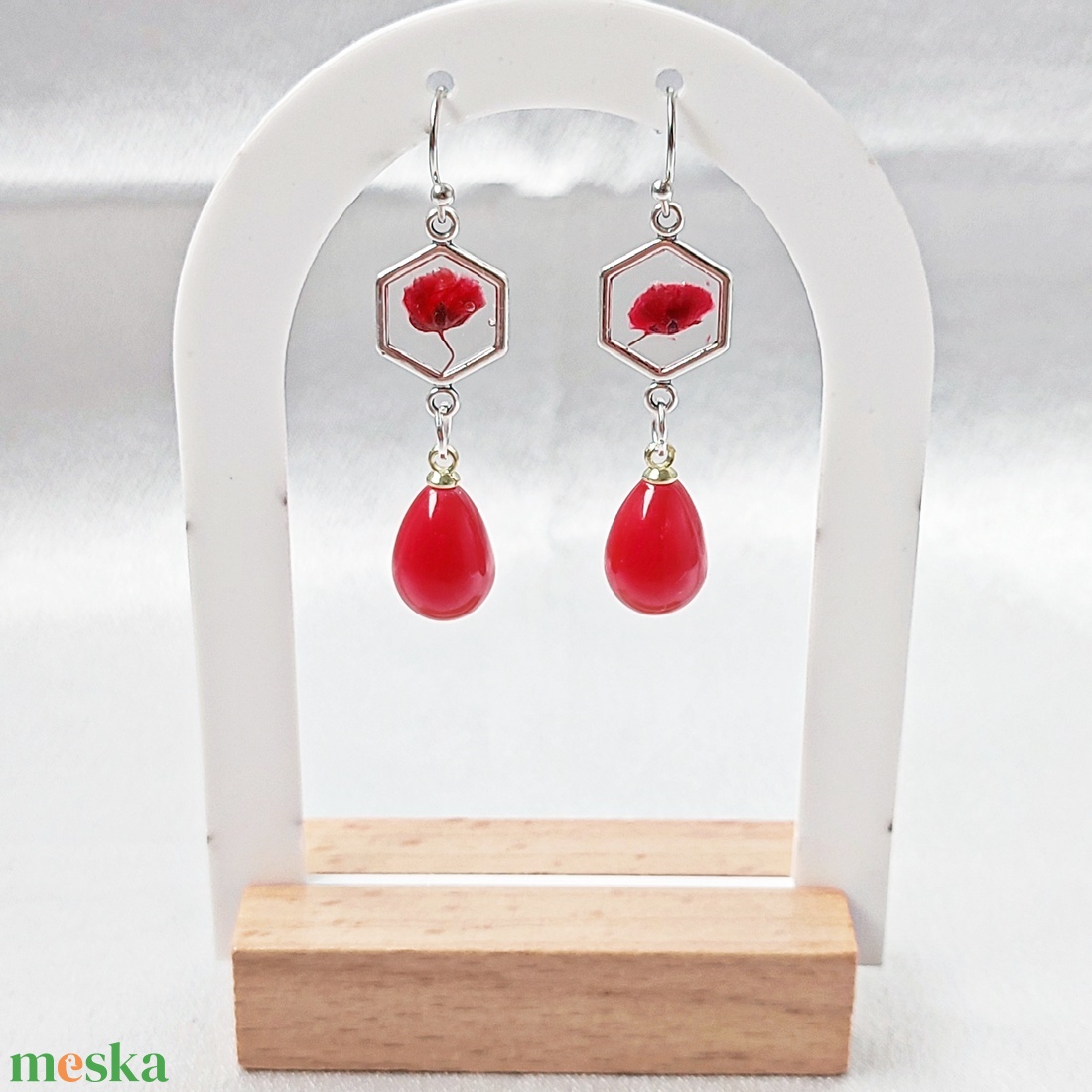 Elegáns apró lógó fülbevaló valódi préselt virágokkal piros gyöngyökkel - ékszer - fülbevaló - lógó fülbevaló - Meska.hu