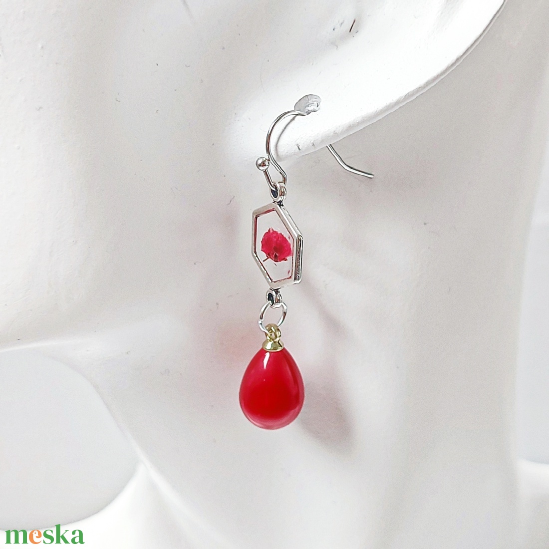 Elegáns apró lógó fülbevaló valódi préselt virágokkal piros gyöngyökkel - ékszer - fülbevaló - lógó fülbevaló - Meska.hu