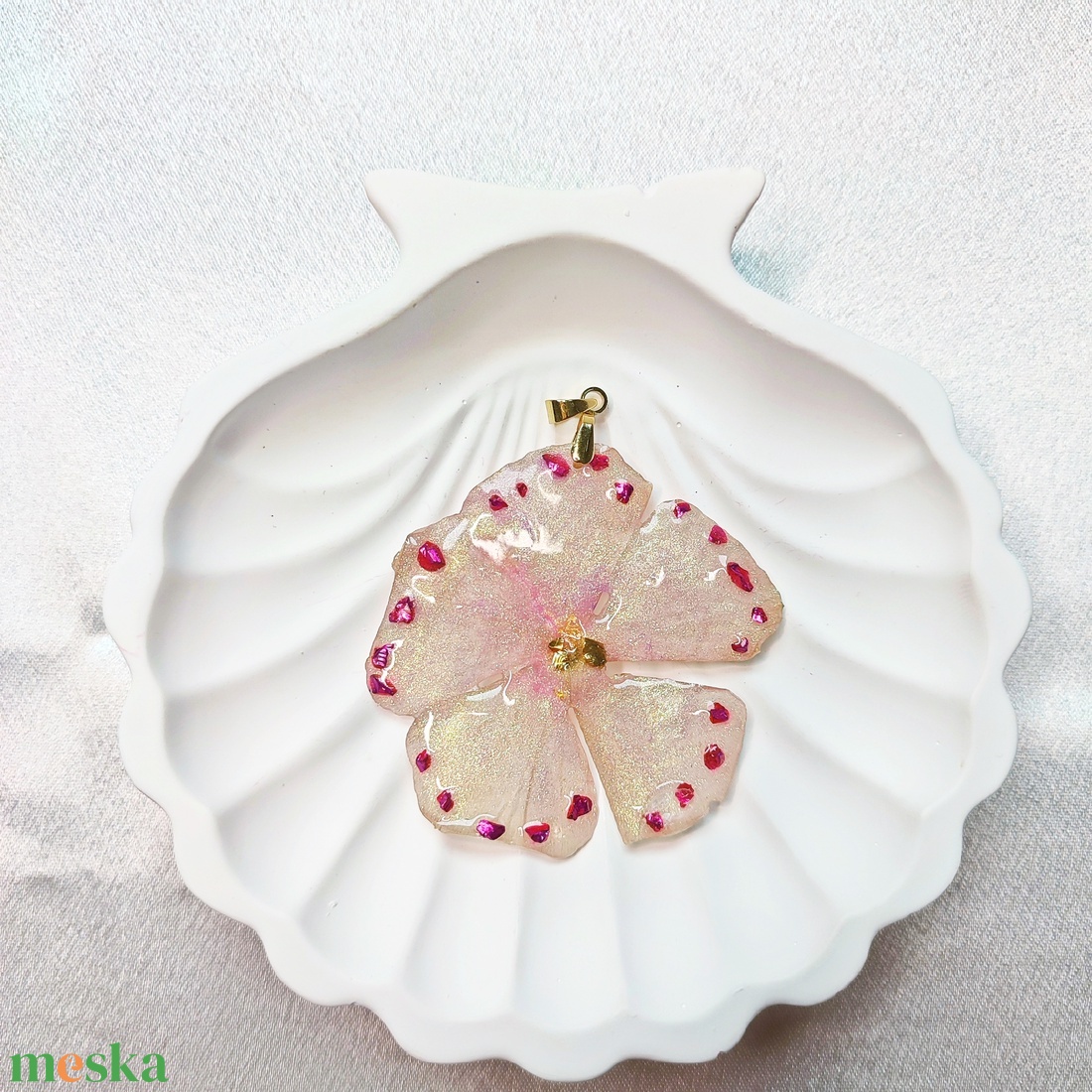 Tavaszi virág műgyanta medál apró kavicsokkal - ékszer - nyaklánc - medálos nyaklánc - Meska.hu