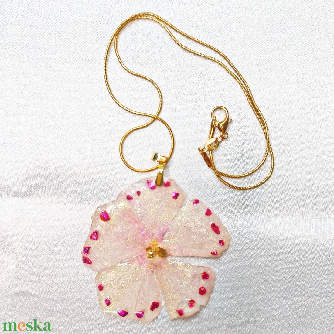 Tavaszi virág műgyanta medál apró kavicsokkal - ékszer - nyaklánc - medálos nyaklánc - Meska.hu