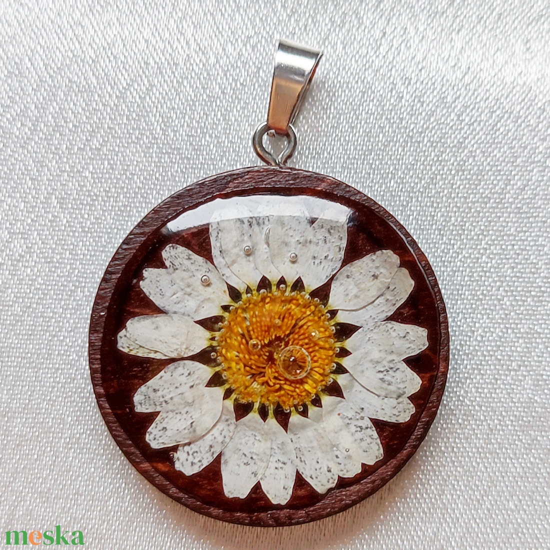 Fehér Margaréta Virág Műgyanta Kerek Medál Fa Színű Alapon - ékszer - nyaklánc - medálos nyaklánc - Meska.hu