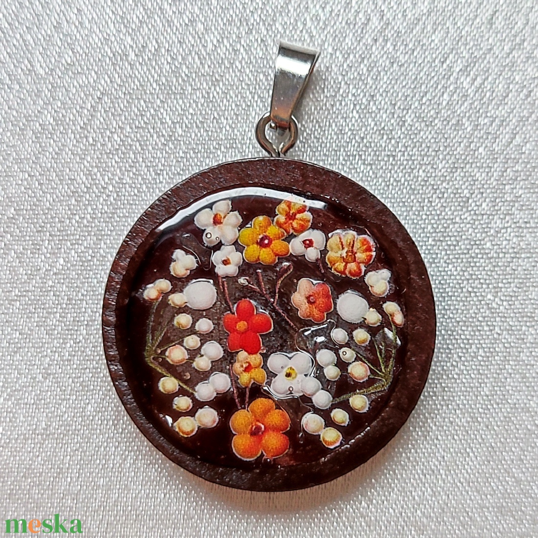 Virágos Kert Kézműves Műgyanta Medál Fa Színű Kerek Alapon - ékszer - nyaklánc - medálos nyaklánc - Meska.hu