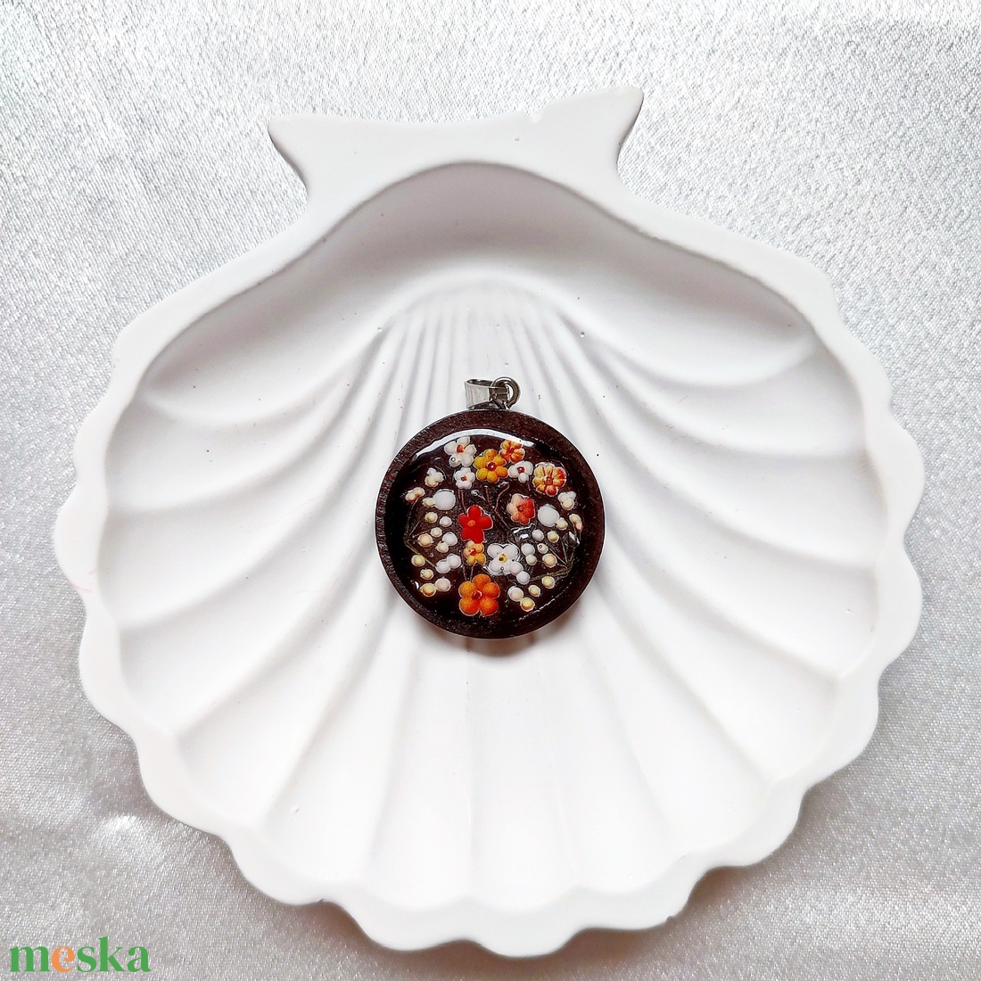 Virágos Kert Kézműves Műgyanta Medál Fa Színű Kerek Alapon - ékszer - nyaklánc - medálos nyaklánc - Meska.hu