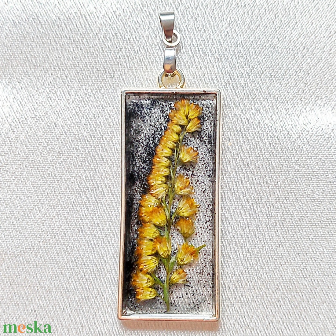 Fekete csillámos kézműves téglalap medál valódi sárga virágokkal - ékszer - nyaklánc - medálos nyaklánc - Meska.hu