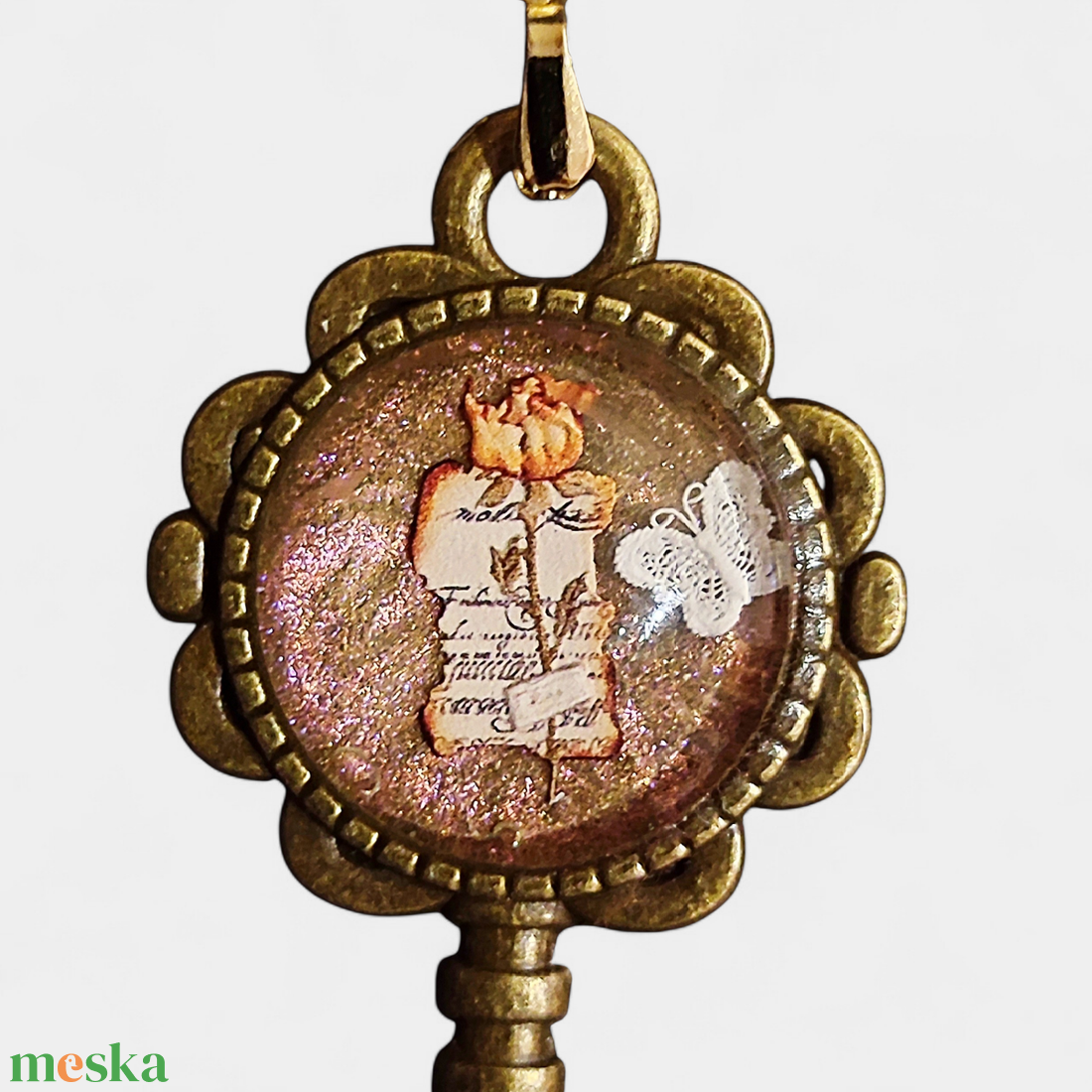 Vintage stílusú üveglencsés medál kulcs alakú romantikus szívekkel - ékszer - nyaklánc - medálos nyaklánc - Meska.hu