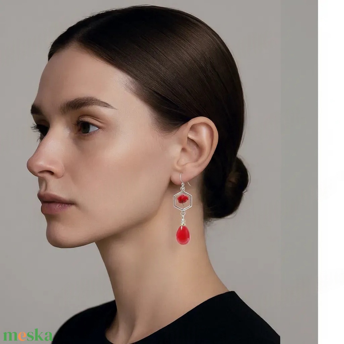 Elegáns apró lógó fülbevaló valódi préselt virágokkal piros gyöngyökkel - ékszer - fülbevaló - lógó fülbevaló - Meska.hu