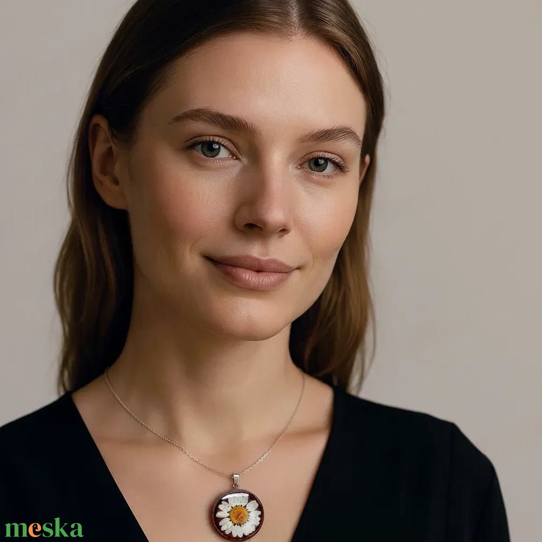 Fehér Margaréta Virág Műgyanta Kerek Medál Fa Színű Alapon - ékszer - nyaklánc - medálos nyaklánc - Meska.hu