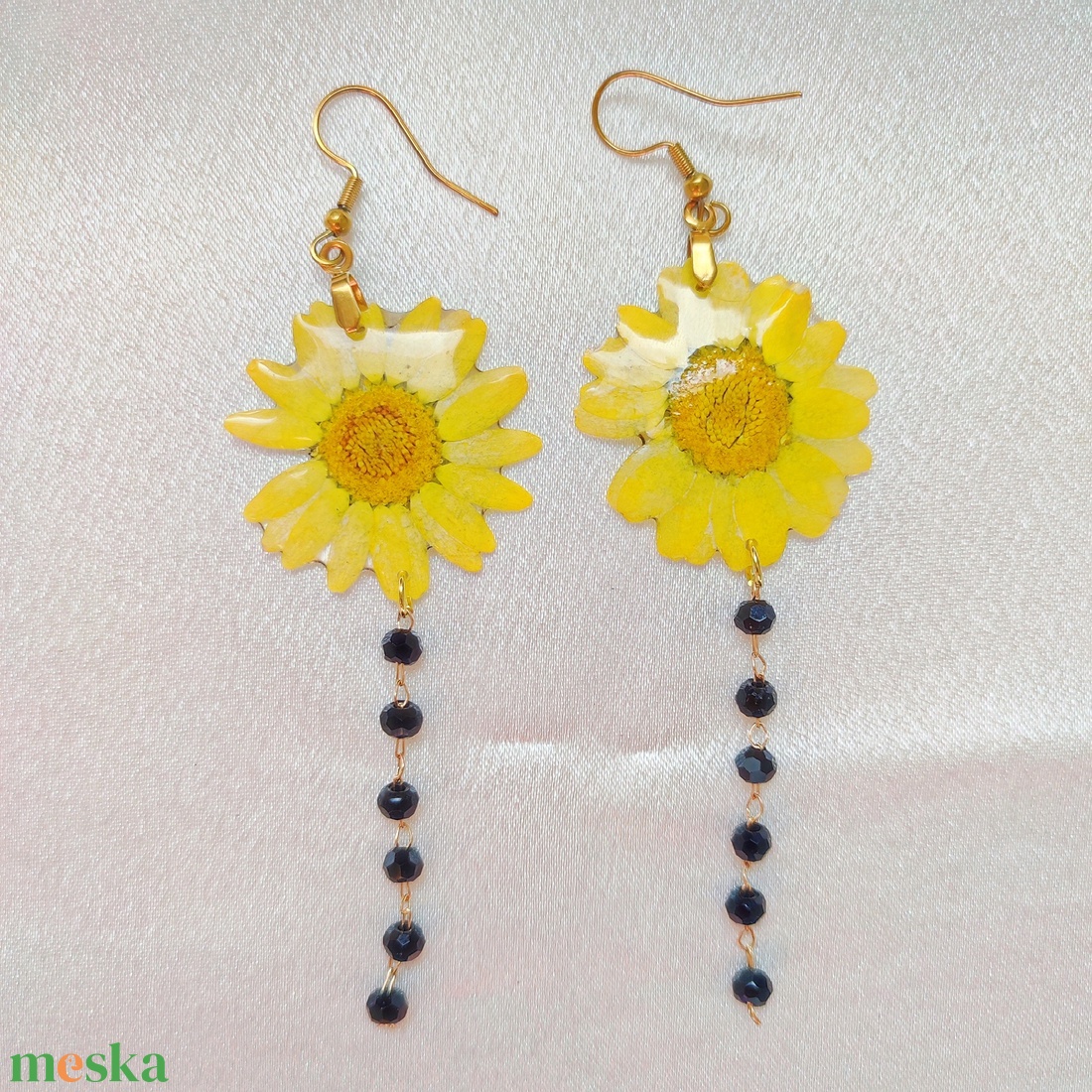 Tavaszi Napsütés - Sárga margarétás műgyanta fülbevaló fekete gyöngyökkel - ékszer - fülbevaló - lógó fülbevaló - Meska.hu