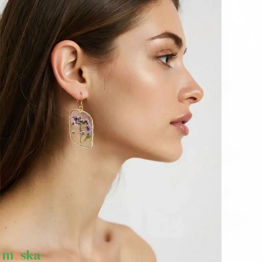 Bohém Elegancia - Arany keretes műgyanta fülbevaló valódi lila virágokkal - ékszer - fülbevaló - lógó fülbevaló - Meska.hu
