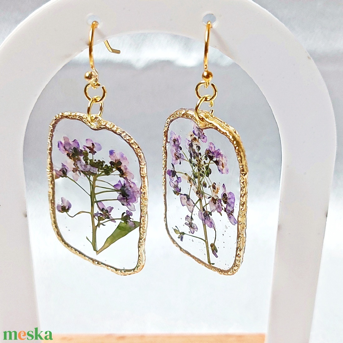 Bohém Elegancia - Arany keretes műgyanta fülbevaló valódi lila virágokkal - ékszer - fülbevaló - lógó fülbevaló - Meska.hu