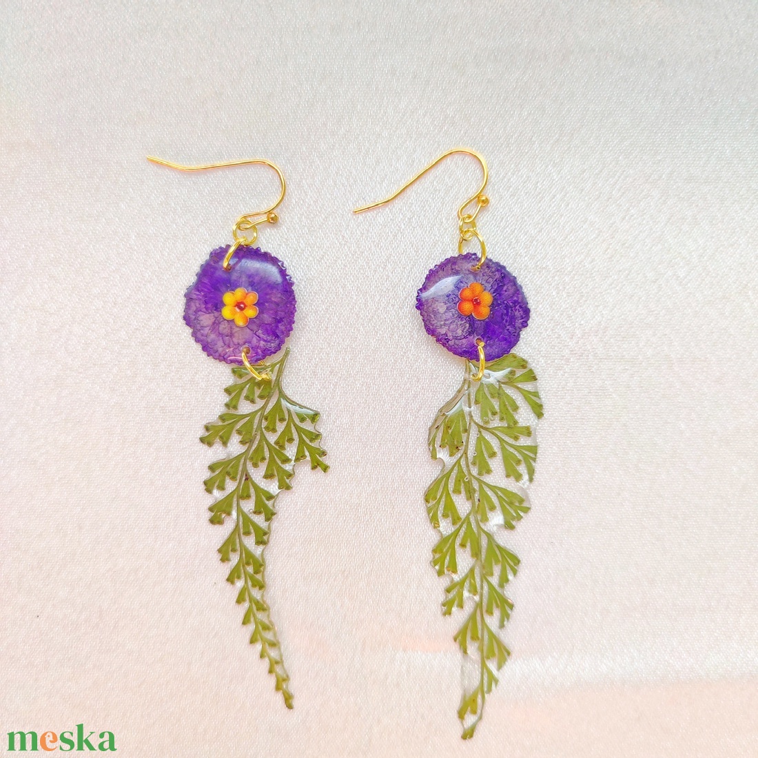 Erdei Varázs - Préselt páfrányos és lila virágos kézműves fülbevaló - ékszer - fülbevaló - lógó fülbevaló - Meska.hu