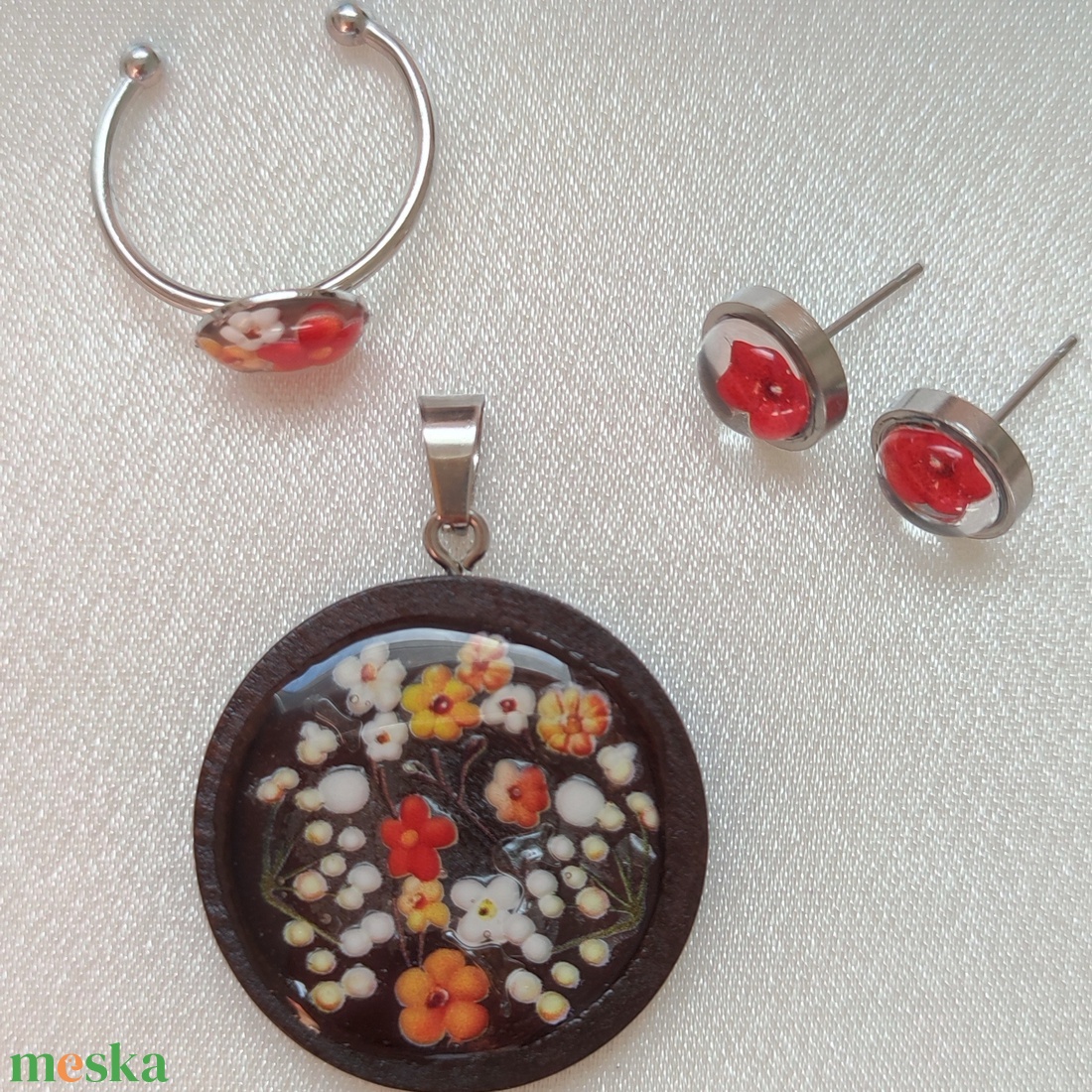 Élénk Tavasz - Rozsdamentes acél és fa színű műgyanta ékszerszett piros virágokkal - ékszer - ékszerszett - Meska.hu