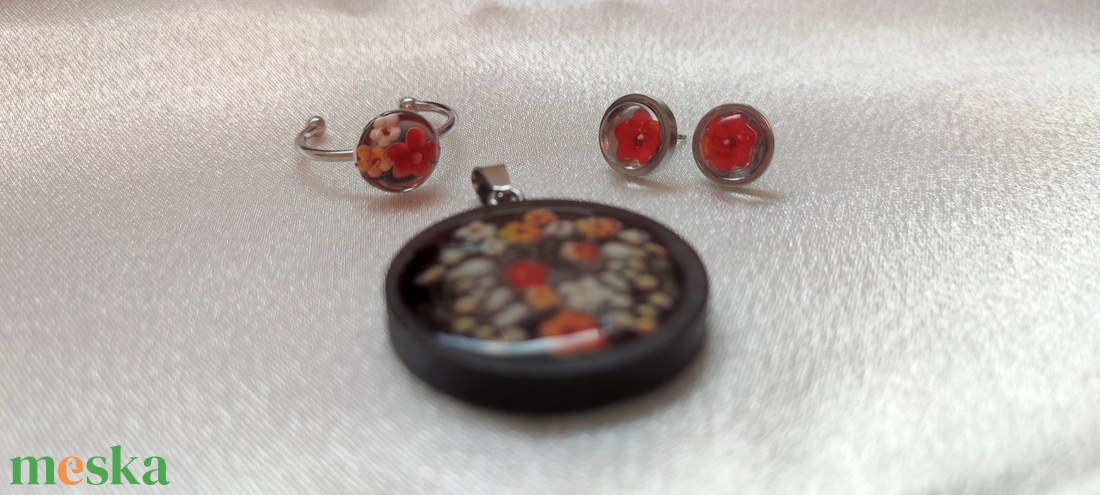 Élénk Tavasz - Rozsdamentes acél és fa színű műgyanta ékszerszett piros virágokkal - ékszer - ékszerszett - Meska.hu