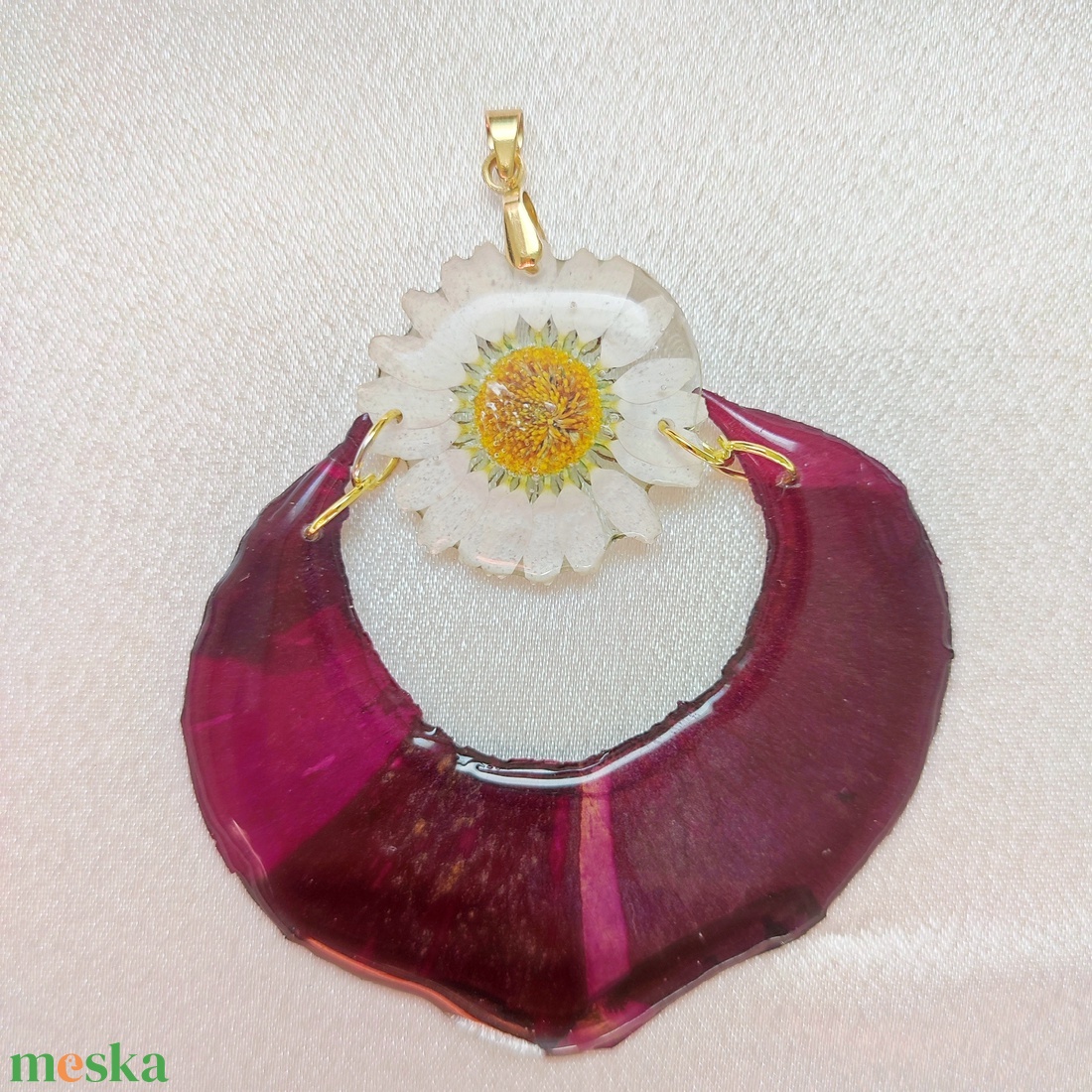 Éjszakai Kert - Hold alakú műgyanta medál fehér margarétával - ékszer - nyaklánc - medálos nyaklánc - Meska.hu