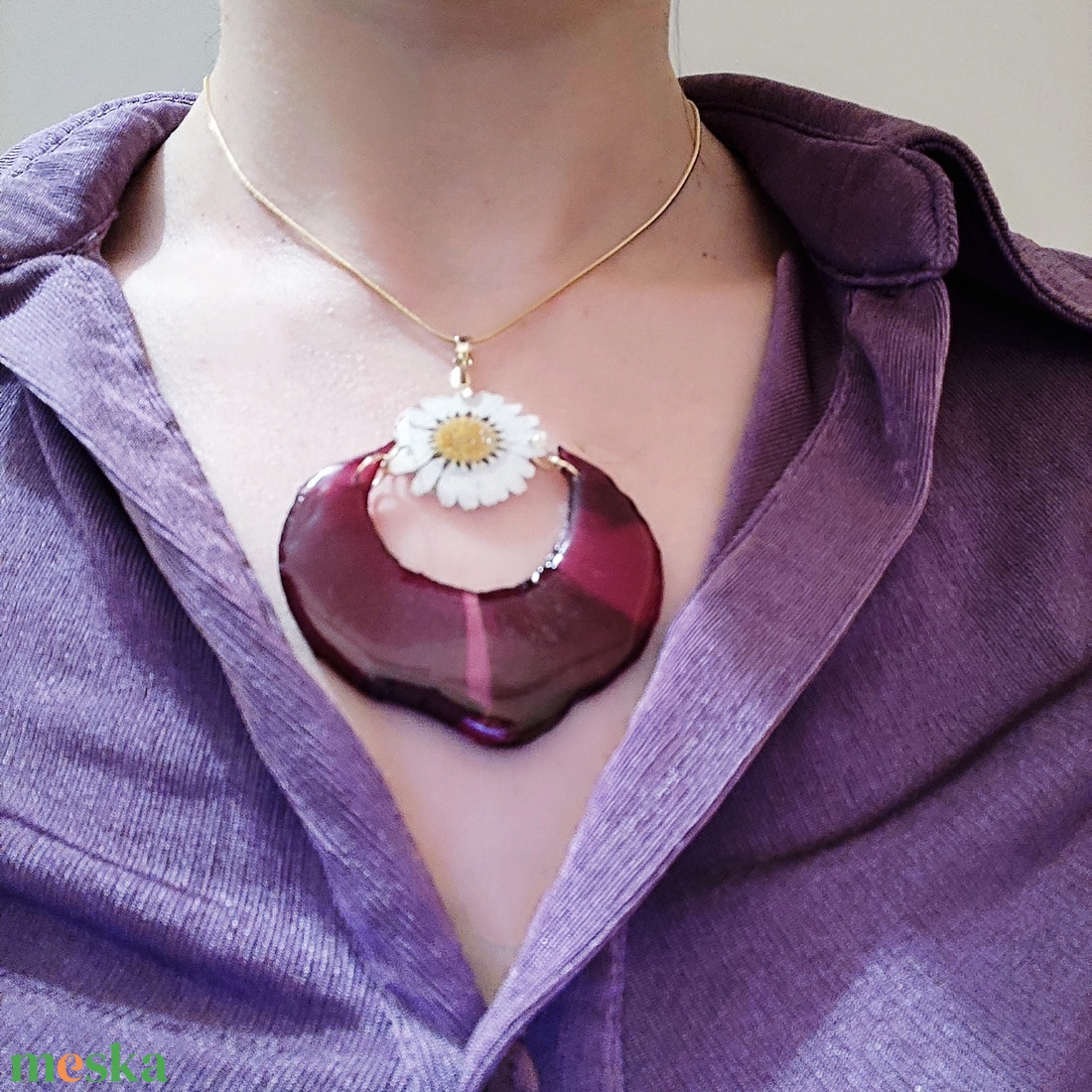 Éjszakai Kert - Hold alakú műgyanta medál fehér margarétával - ékszer - nyaklánc - medálos nyaklánc - Meska.hu