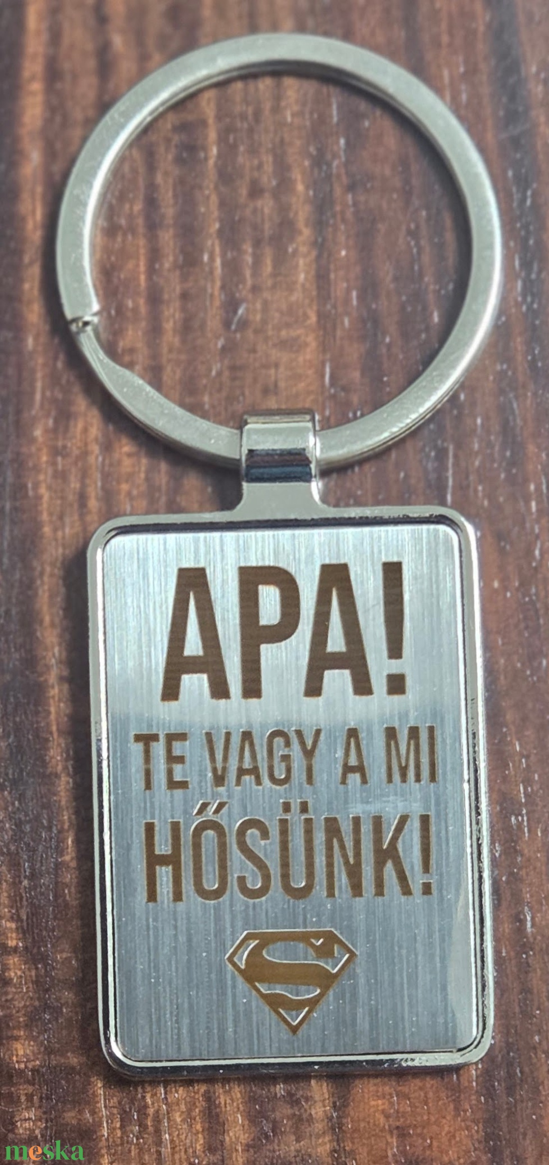 Egyedi gravírozott fém kulcstartó Apák napjára - Apa, Te vagy a mi hősünk! - Kérhető saját szöveggel is - táska & tok - kulcstartó & táskadísz - kulcstartó - Meska.hu