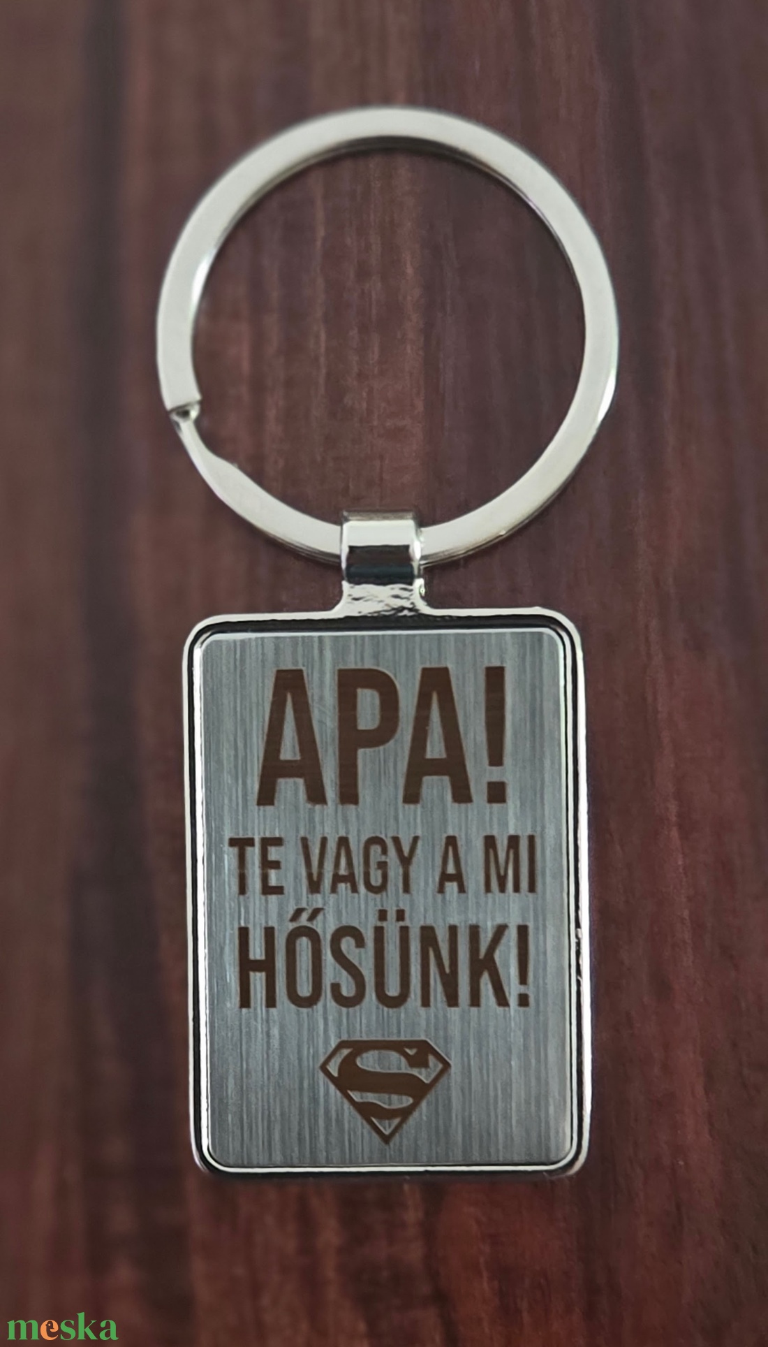 Egyedi gravírozott fém kulcstartó Apák napjára - Apa, Te vagy a mi hősünk! - Kérhető saját szöveggel is - táska & tok - kulcstartó & táskadísz - kulcstartó - Meska.hu