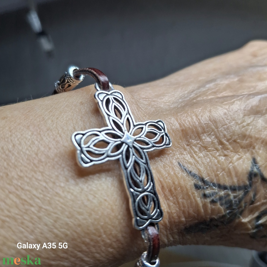 Bőrkarkötő kereszt medállal - ékszer - karkötő - karkötő medállal - Meska.hu