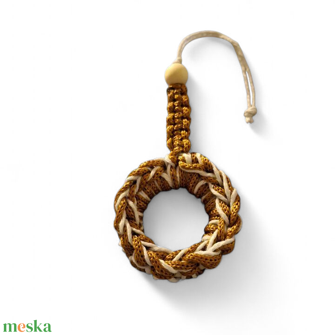 Fakarikára fűzött makramé díszek fagömbökkel arany köztesekkel - karácsony - karácsonyi lakásdekoráció - karácsonyfadíszek - Meska.hu Fakarikára fűzött makramé díszek fagömbökkel arany köztesekkel - karácsony - karácsonyi lakásdekoráció - karácsonyfadíszek - Meska.hu