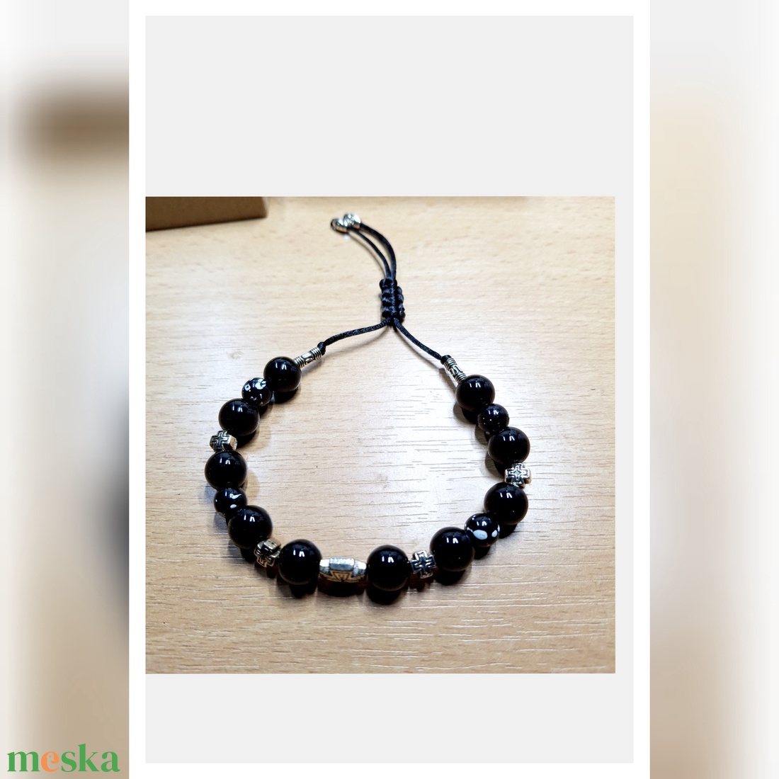 Fekete színű gyöngyökből készült karkötő, állítható hosszúságú. - ékszer - karkötő - gyöngyös karkötő - Meska.hu