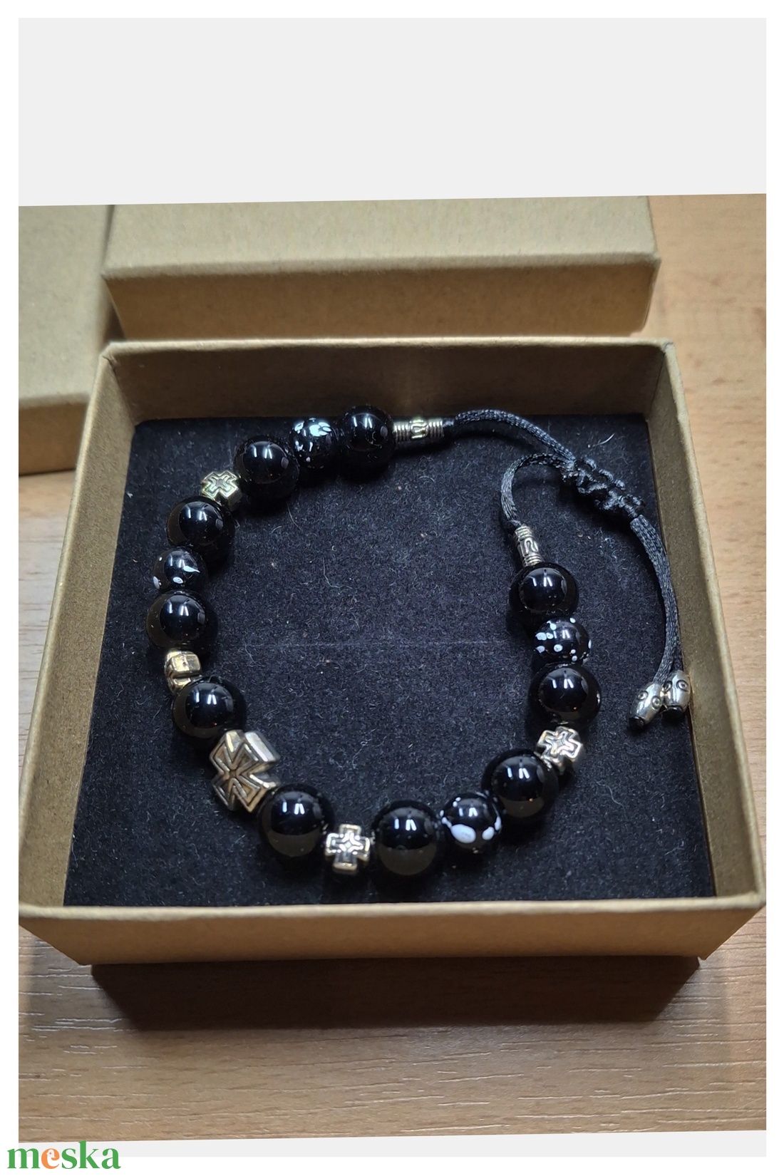 Fekete színű gyöngyökből készült karkötő, állítható hosszúságú. - ékszer - karkötő - gyöngyös karkötő - Meska.hu