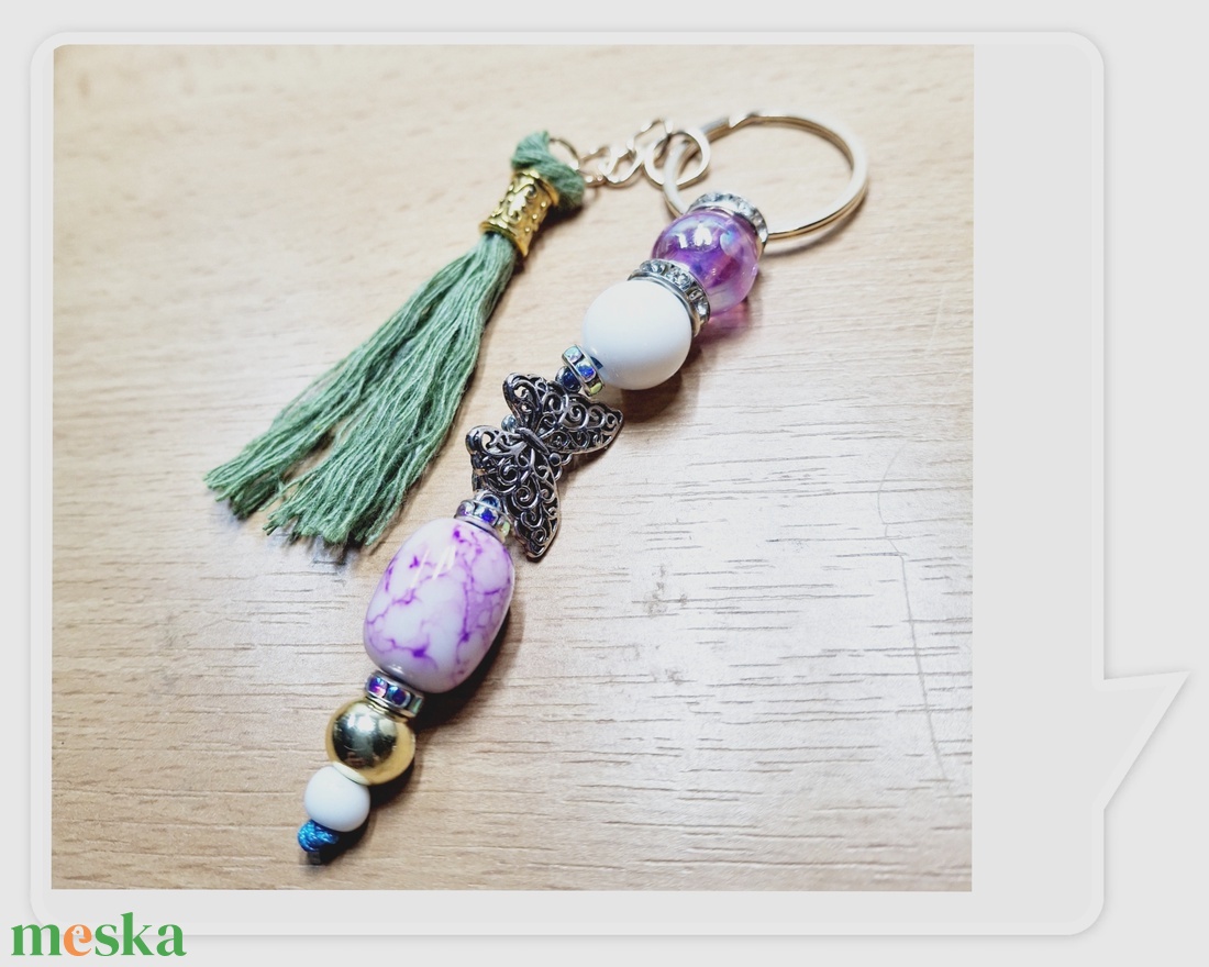 Középen egy pillangó medállal díszített kulcstartó  - táska & tok - kulcstartó & táskadísz - kulcstartó - Meska.hu