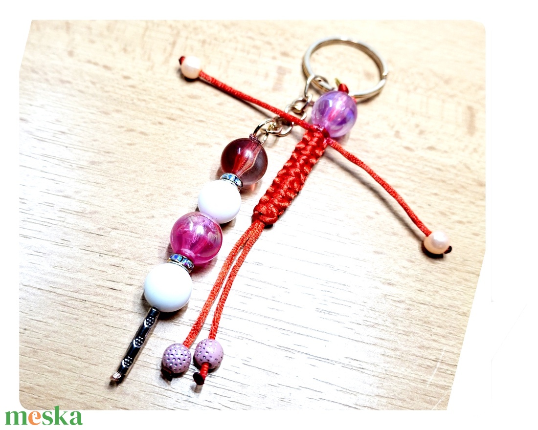 Piros- fehér gyöngyös fonott emberkével kulcstartó  - táska & tok - kulcstartó & táskadísz - kulcstartó - Meska.hu