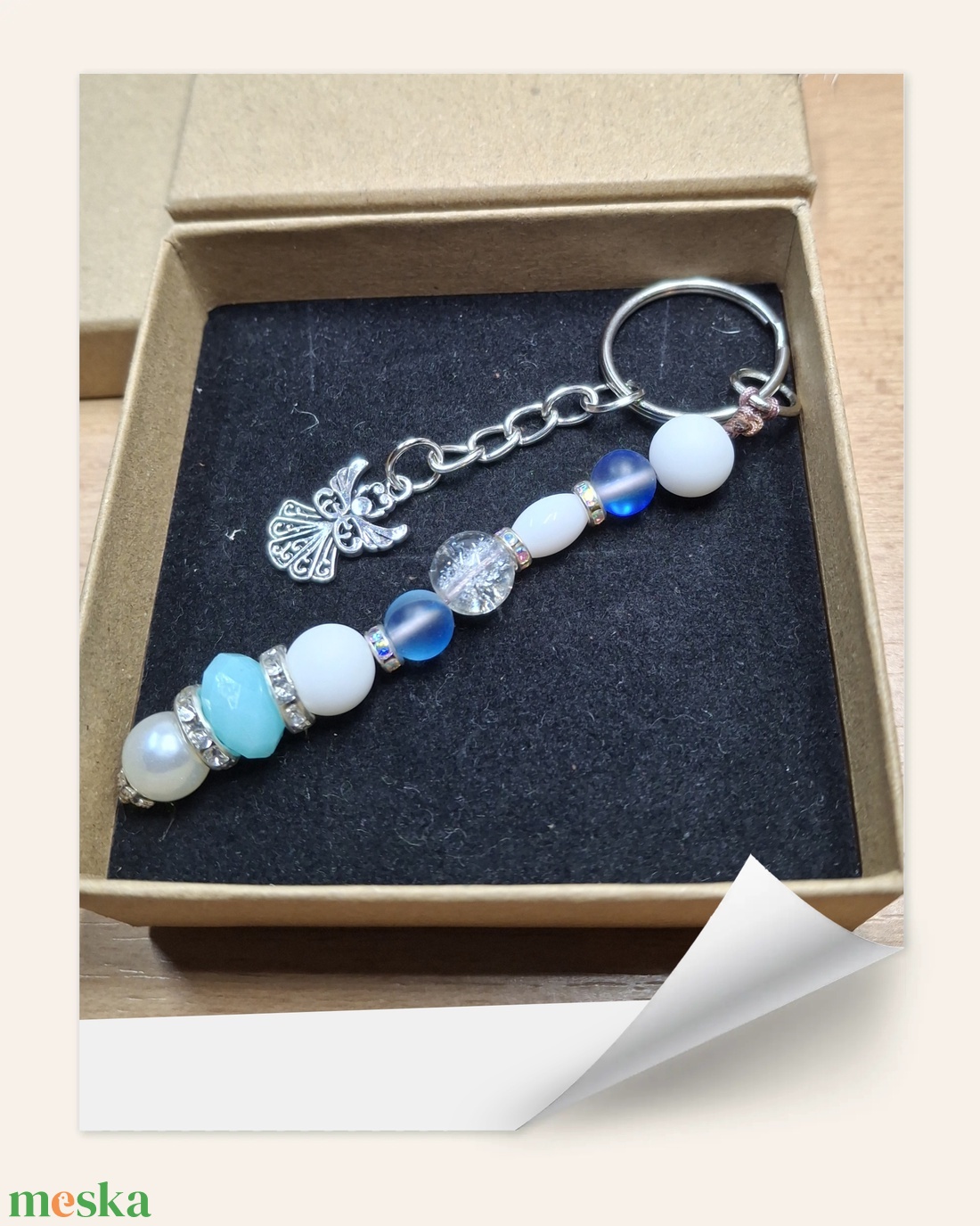 Ezüst színű kulcstartó angyalka medállal és gyöngyökkel. - táska & tok - kulcstartó & táskadísz - kulcstartó - Meska.hu