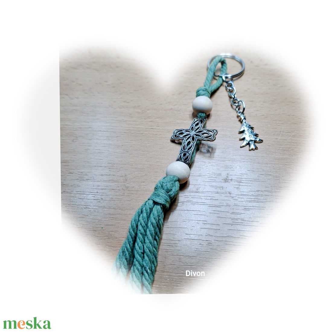Kereszt medál és karácsonyfa medál makramé szálra fűzve - táska & tok - kulcstartó & táskadísz - kulcstartó - Meska.hu