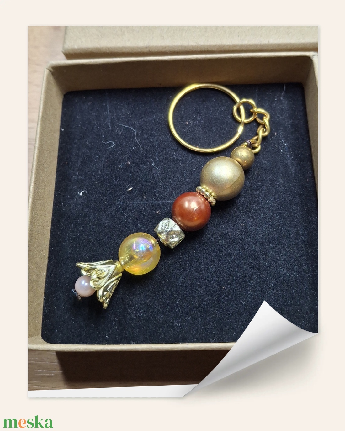 Kulcstartó aranyszínű gyöngyökből és távtartókkal díszítve - táska & tok - kulcstartó & táskadísz - kulcstartó - Meska.hu