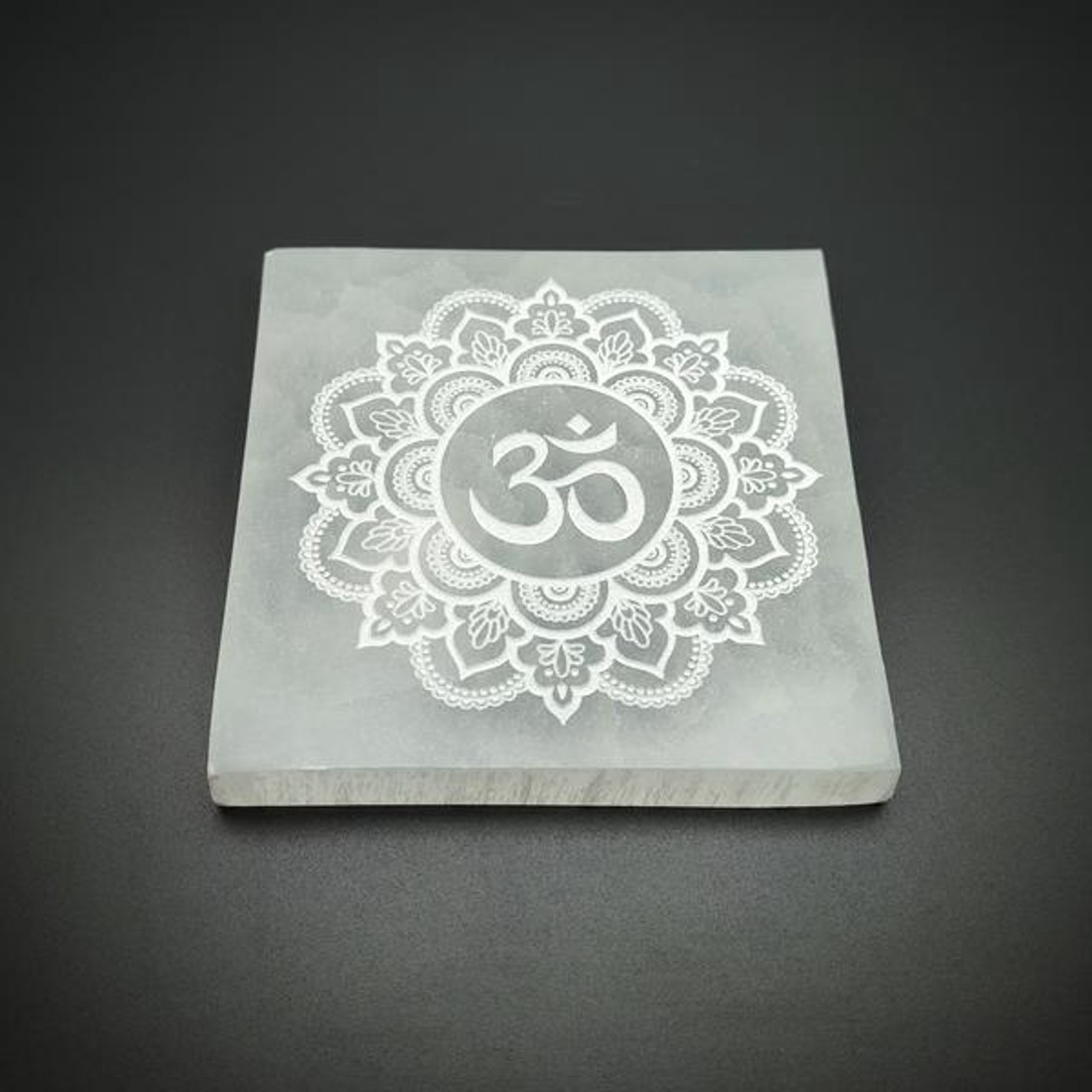 Szelenit négyzet díszített om mandala 10cm - kellékek & szerszámok - ásvány alapanyag - szelenit korong - Meska.hu