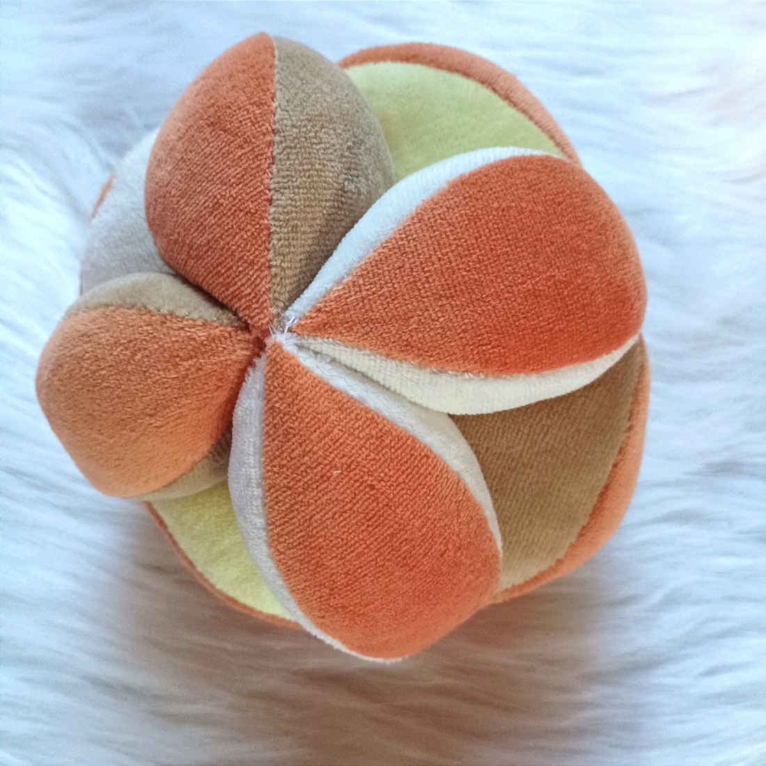 Montessori labda - bézs-sárga, 12 cm - játék & sport - 3 éves kor alattiaknak - babalabda - Meska.hu
