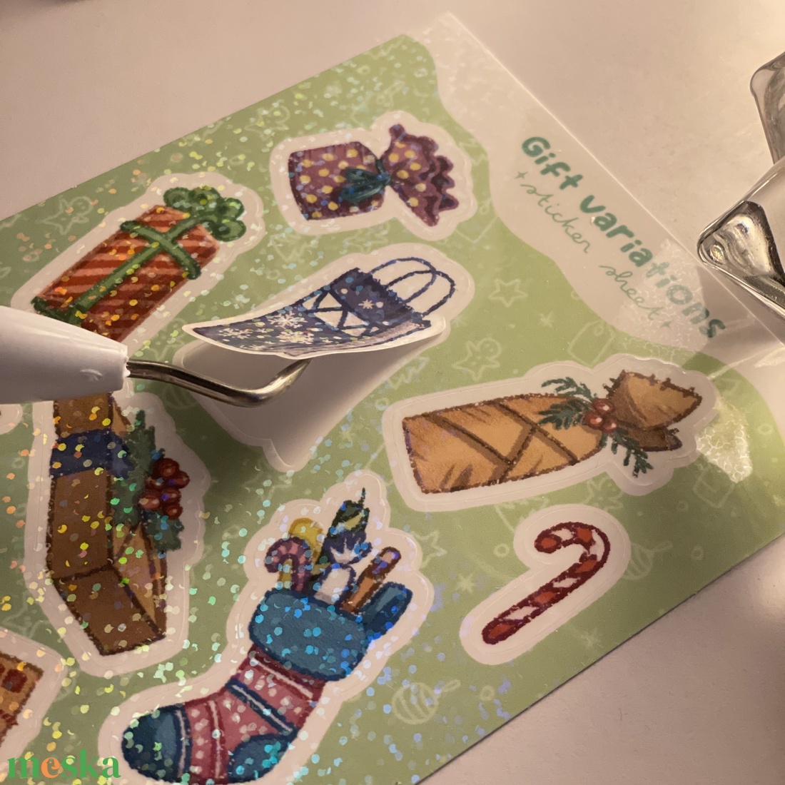 Karácsonyi ajándékcsomagos csillogó matricaív A6 - kellékek & szerszámok - dekorációs kellékek - matricaív - Meska.hu