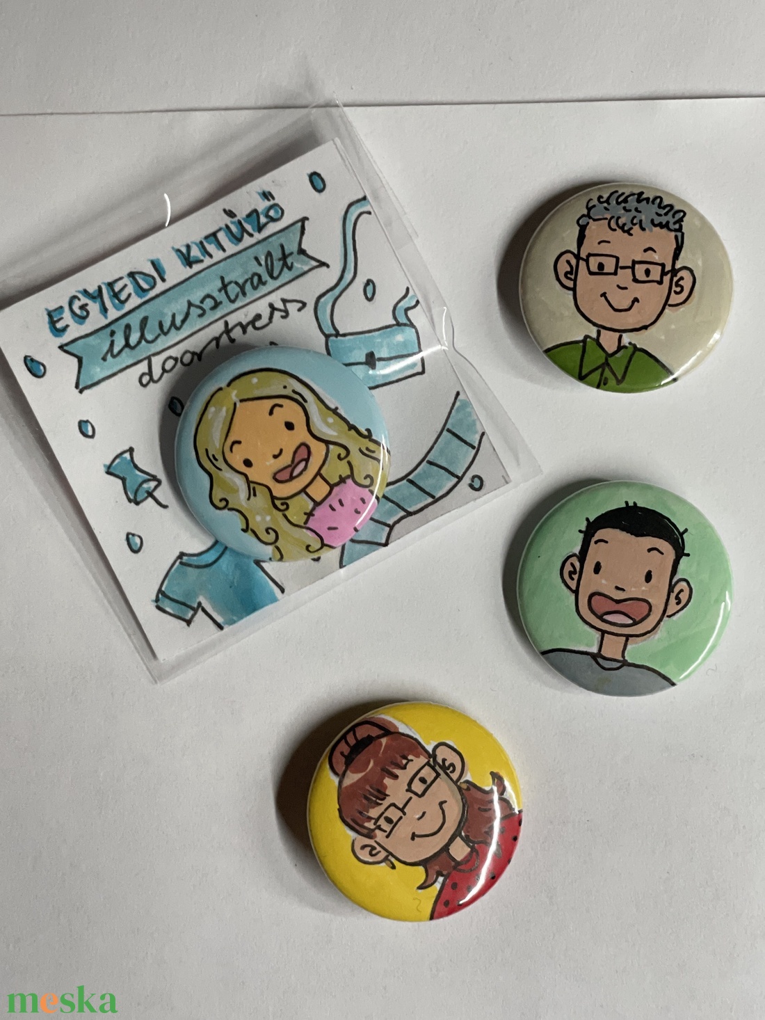 Illusztrált kitűző fotó alapján - ékszer - kitűző és bross - Meska.hu