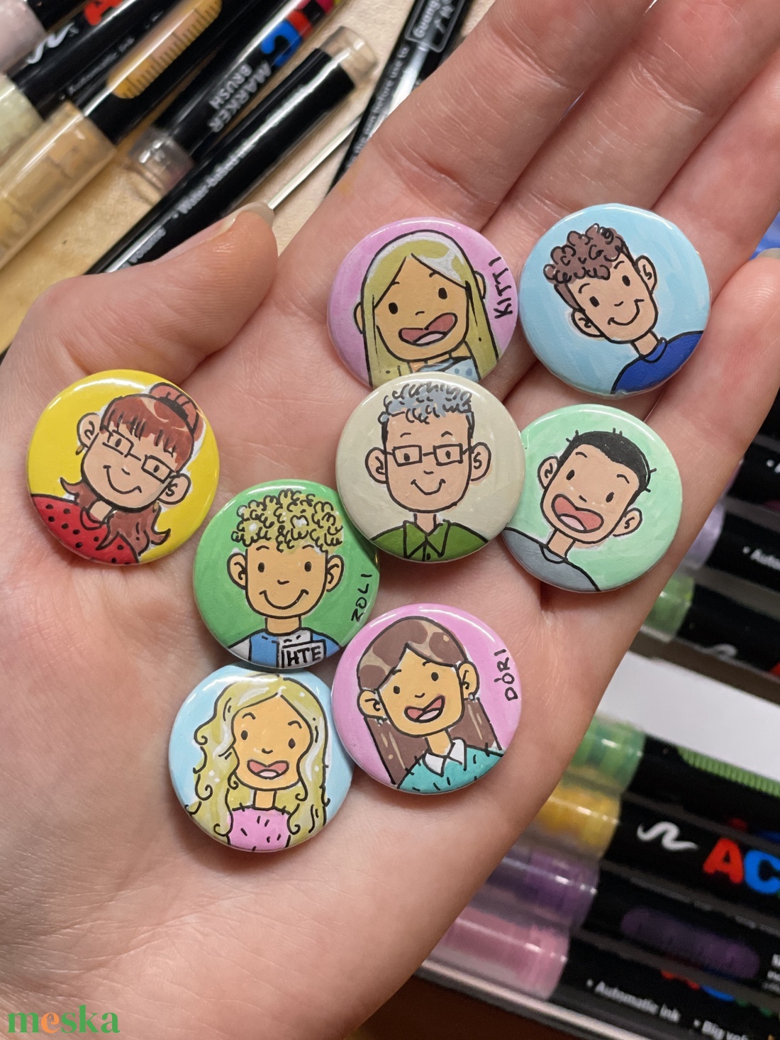 Illusztrált kitűző fotó alapján - ékszer - kitűző és bross - Meska.hu