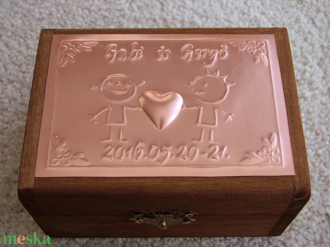 Neves/dátumos gyűrűtartó doboz dombornyomott fémlemezzel, exkluzív béléssel - esküvő - emlék & ajándék - doboz - Meska.hu